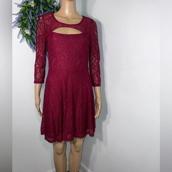 Almost famous, M,fit and flare, pleated sheer lace overlay chest cutout mini - Picture 1 of 9